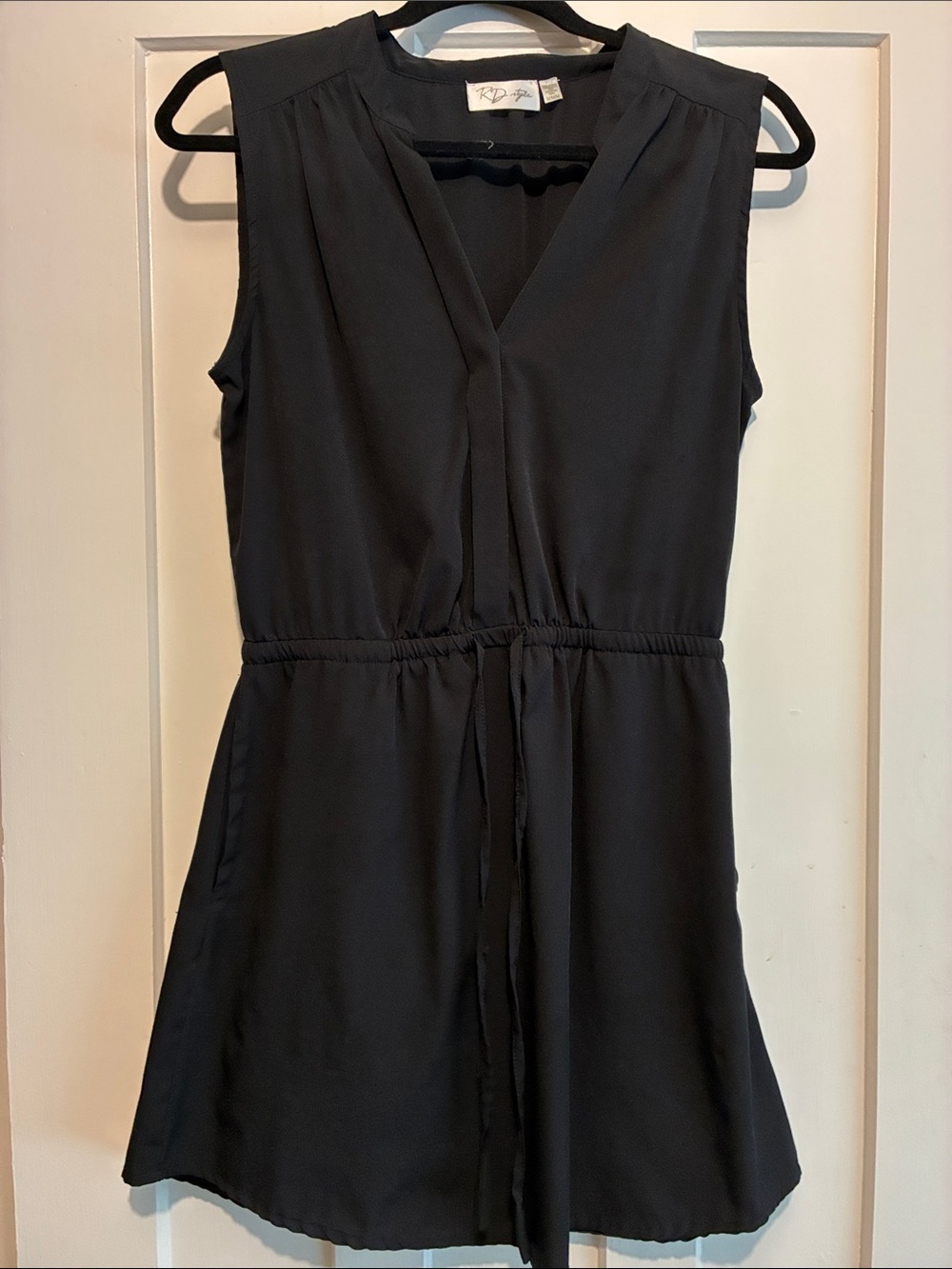 RD Style Black Sleeveless V-Neck Tie-Waist Dress